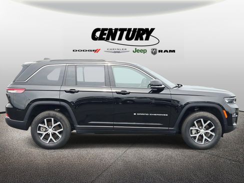 Used 2025 Jeep Grand Cherokee Limited AWD/4WD image 2