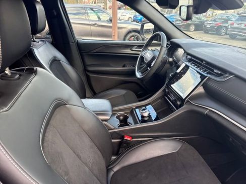 Used 2023 Jeep Grand Cherokee Altitude image 44