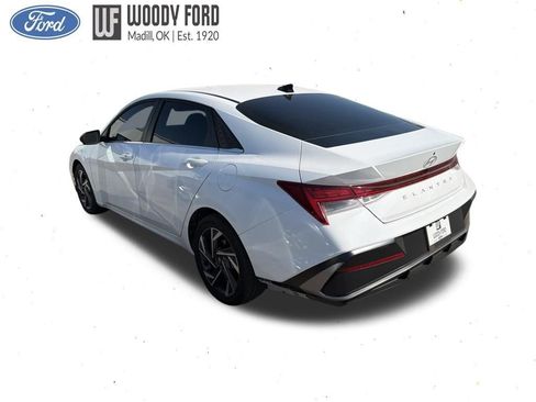 Used 2025 Hyundai Elantra SEL image 2