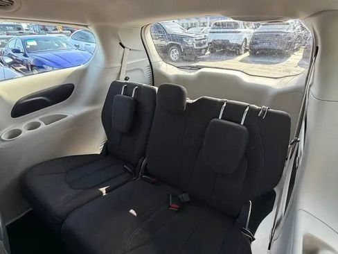 Used 2017 Chrysler Pacifica Touring FWD image 9
