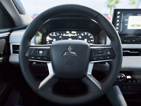 New 2026 Mitsubishi Outlander SE image 34