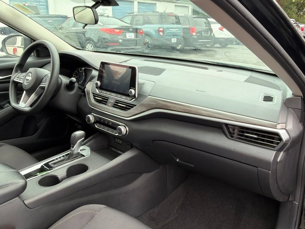 Used 2025 Nissan Altima 2.5 SV FWD image 18