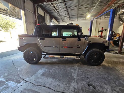 Used 2005 HUMMER H2 SUT w/ Preferred Equipment Group AWD/4WD image 37