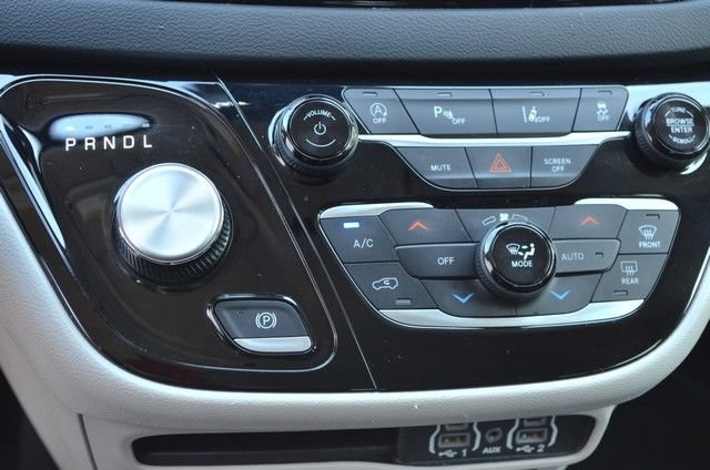 Used 2023 Chrysler Pacifica Touring-L FWD image 27