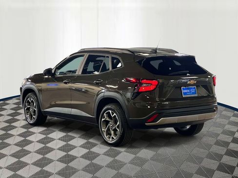 Used 2024 Chevrolet Trax LT w/ Sunroof Package image 3