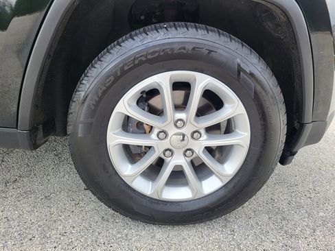 Used 2014 Jeep Grand Cherokee Laredo w/ 18" Wheel & 8.4" Radio Group AWD/4WD image 31
