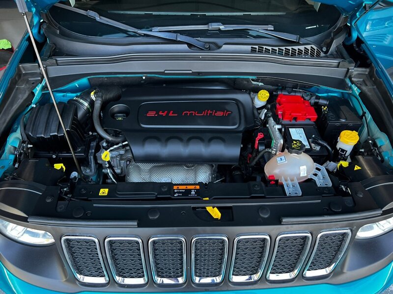 Used 2019 Jeep Renegade Latitude w/ Safety & Security Group II AWD/4WD image 38