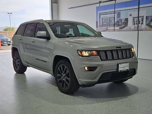 Used 2019 Jeep Grand Cherokee Altitude RWD image 2