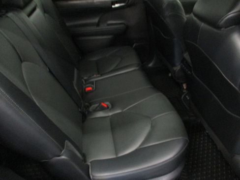 Used 2022 Toyota Highlander Limited image 16