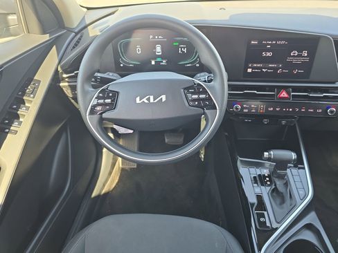 Used 2025 Kia Niro LX image 10