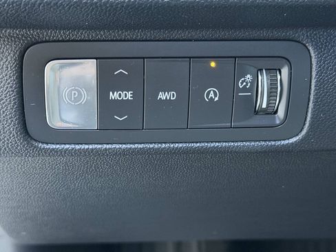 Used 2025 Chevrolet Traverse LT w/ Driver Confidence Package AWD/4WD image 32