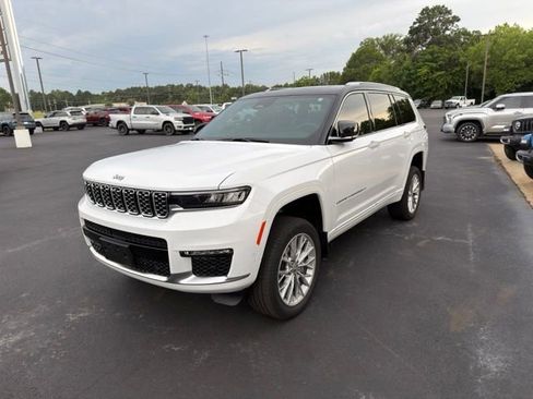 Used 2023 Jeep Grand Cherokee L Summit w/ Luxury Tech Group V AWD/4WD image 4