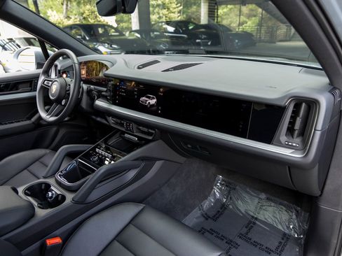 Certified 2025 Porsche Cayenne AWD/4WD image 53