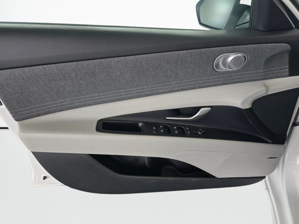 New 2026 Hyundai Elantra Limited FWD image 32