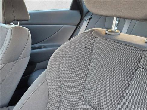 Used 2025 Hyundai Elantra SE image 11