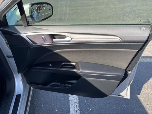 Used 2017 Ford Fusion SE FWD image 24