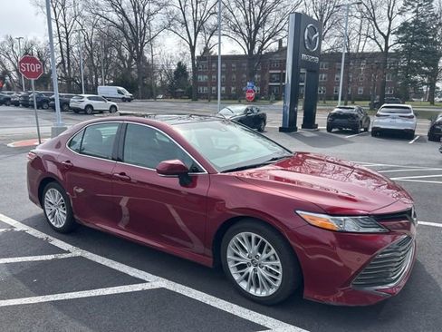 Used 2018 Toyota Camry XLE w/ Four Season Floor Mat Package image 9