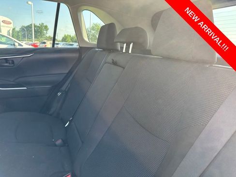 Used 2022 Toyota RAV4 LE AWD/4WD image 8