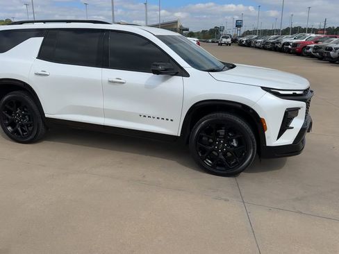 Used 2025 Chevrolet Traverse RS image 9