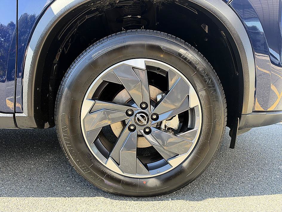 Certified 2025 Nissan Rogue SV AWD/4WD image 12