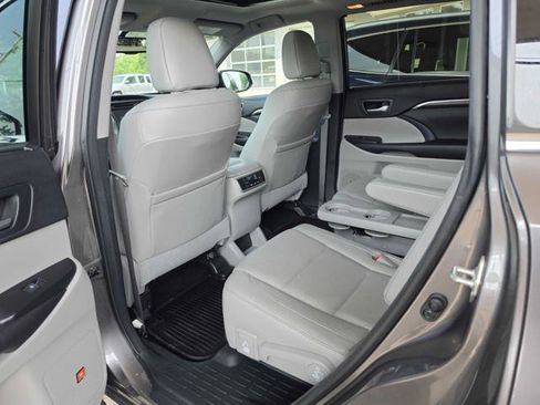 Used 2016 Toyota Highlander Limited AWD/4WD image 12
