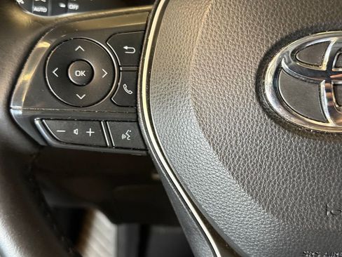 Used 2022 Toyota Corolla Cross XLE w/ Convenience Package image 11