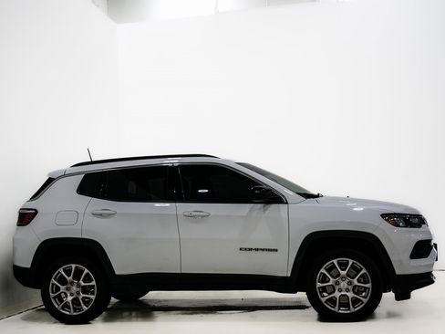 Used 2024 Jeep Compass Latitude image 4