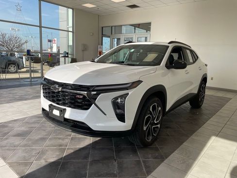 Used 2024 Chevrolet Trax RS w/ Driver Confidence Package image 2