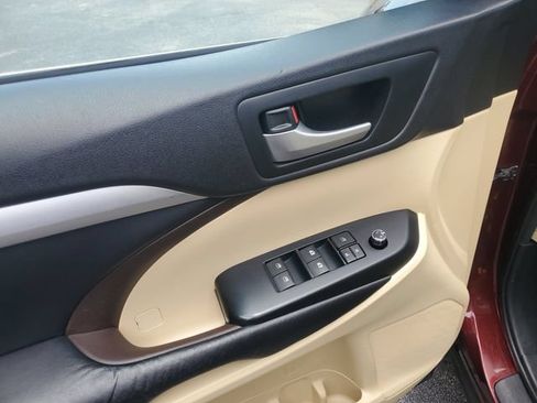 Used 2016 Toyota Highlander XLE AWD/4WD image 14