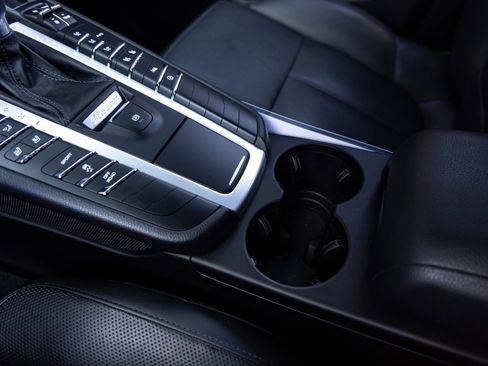 Certified 2020 Porsche Macan image 17