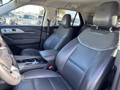 Used 2025 Ford Explorer Active w/ Active Comfort Package image 17