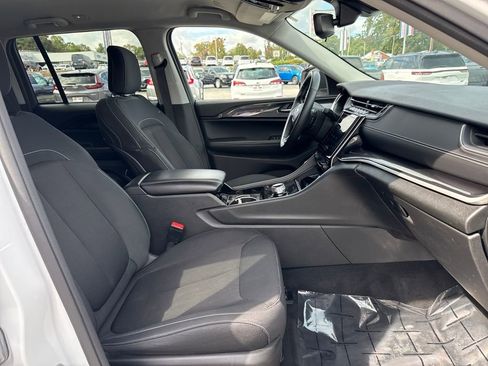 Used 2022 Jeep Grand Cherokee Laredo w/ Luxury Tech Group I image 17