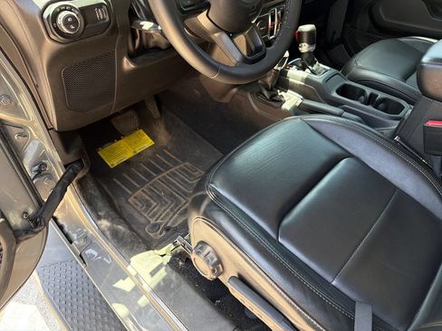 Used 2023 Jeep Gladiator Mojave AWD/4WD image 21
