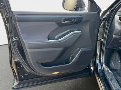 Used 2023 Toyota Highlander LE image 18