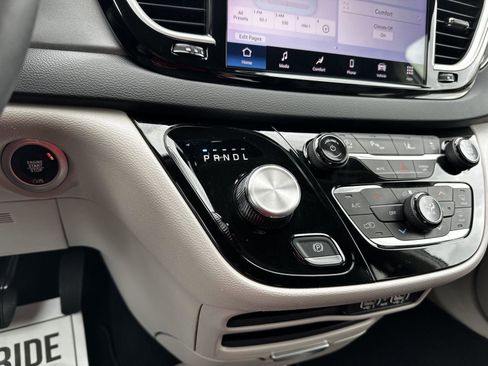 Used 2024 Chrysler Pacifica Touring-L FWD image 17