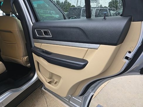 Used 2017 Ford Explorer XLT image 73