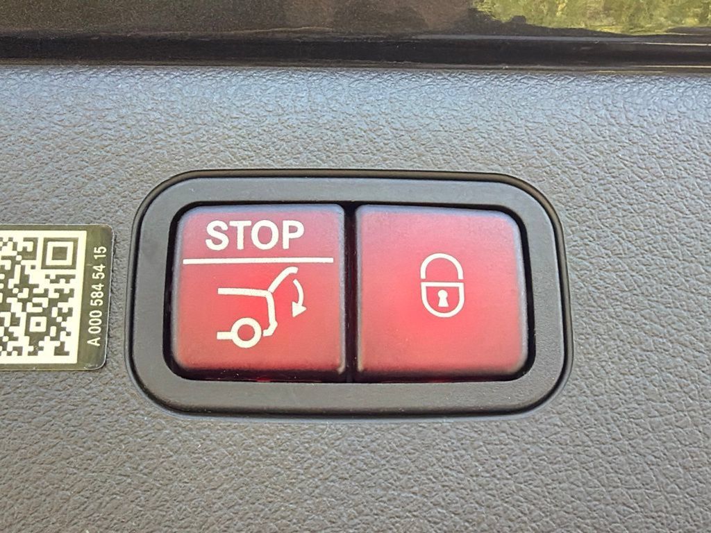 Used 2023 Mercedes-Benz EQS 580 4MATIC Sedan image 16
