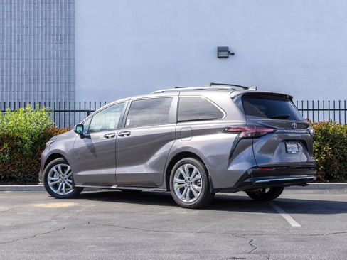 Used 2024 Toyota Sienna Platinum image 2