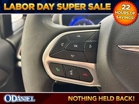 Used 2025 Chrysler Pacifica Select FWD image 10