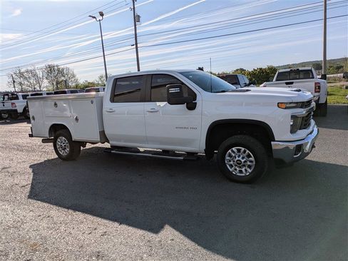 Used 2024 Chevrolet Silverado 2500 LT w/ Convenience Package AWD/4WD image 9