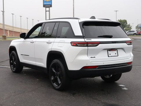 Used 2023 Jeep Grand Cherokee Altitude AWD/4WD image 7