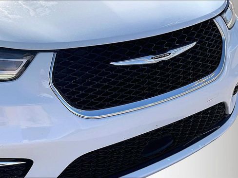 Used 2023 Chrysler Pacifica Touring-L FWD image 30