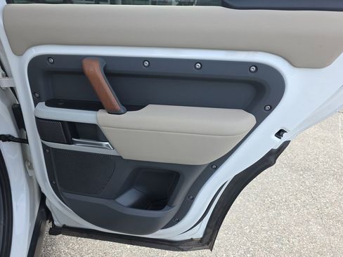 Used 2020 Land Rover Defender 110 SE image 14