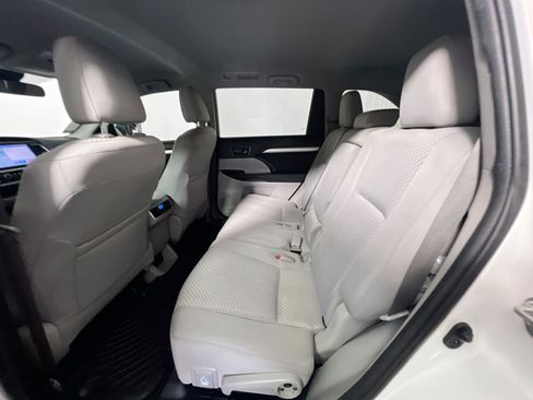 Used 2019 Toyota Highlander LE FWD image 28