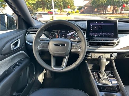 Used 2024 Jeep Compass Latitude image 10