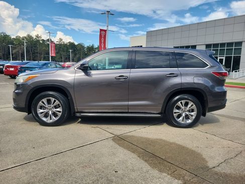 Used 2016 Toyota Highlander Plus FWD image 2