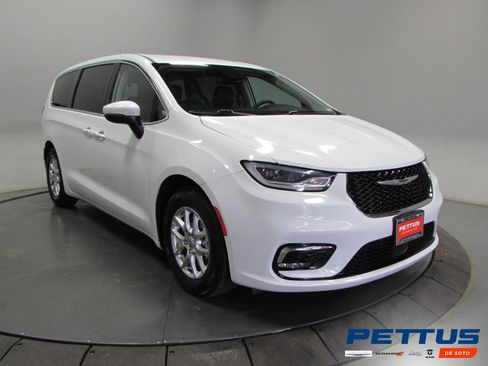 Used 2023 Chrysler Pacifica Touring-L FWD image 1