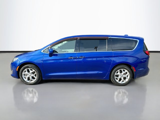 Used 2019 Chrysler Pacifica Touring Plus w/ Tire & Wheel Group FWD image 8