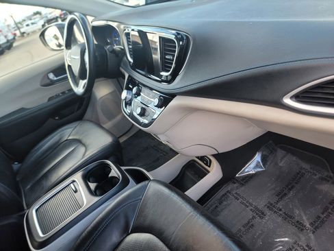 Certified 2021 Chrysler Pacifica Touring-L image 23