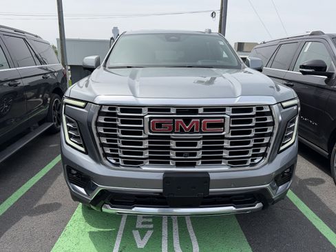 Used 2025 GMC Yukon Denali w/ Denali Reserve Package AWD/4WD image 3